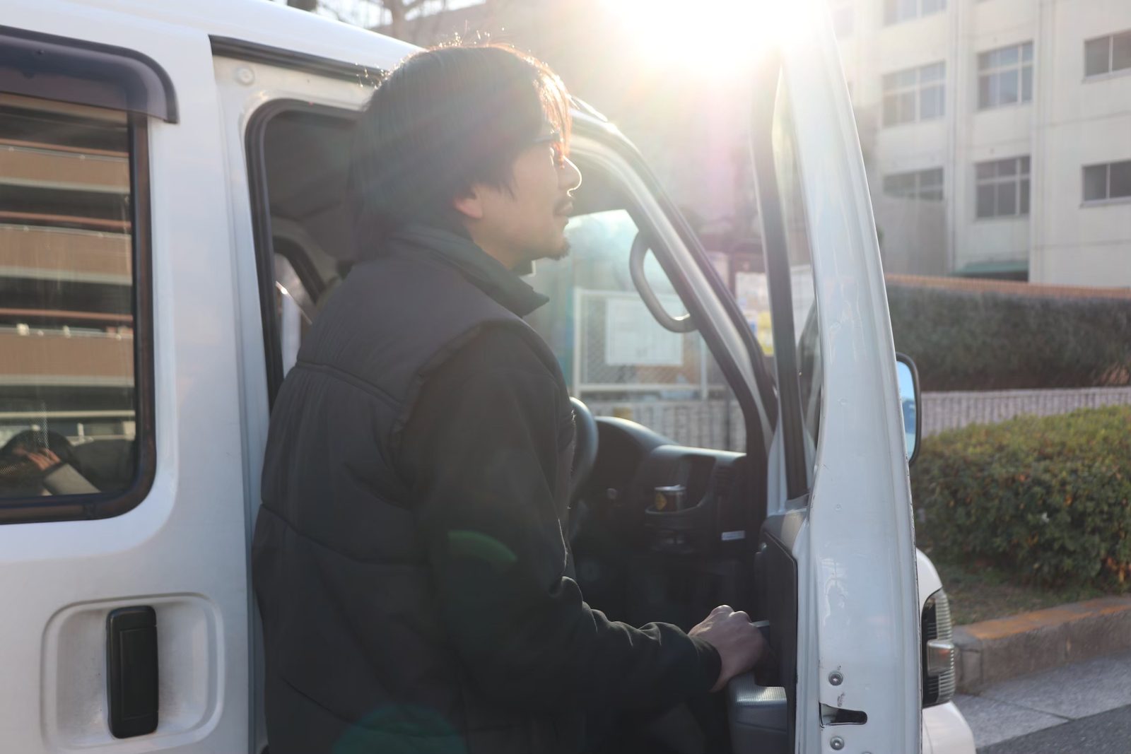 車両に乗り込むドライバー